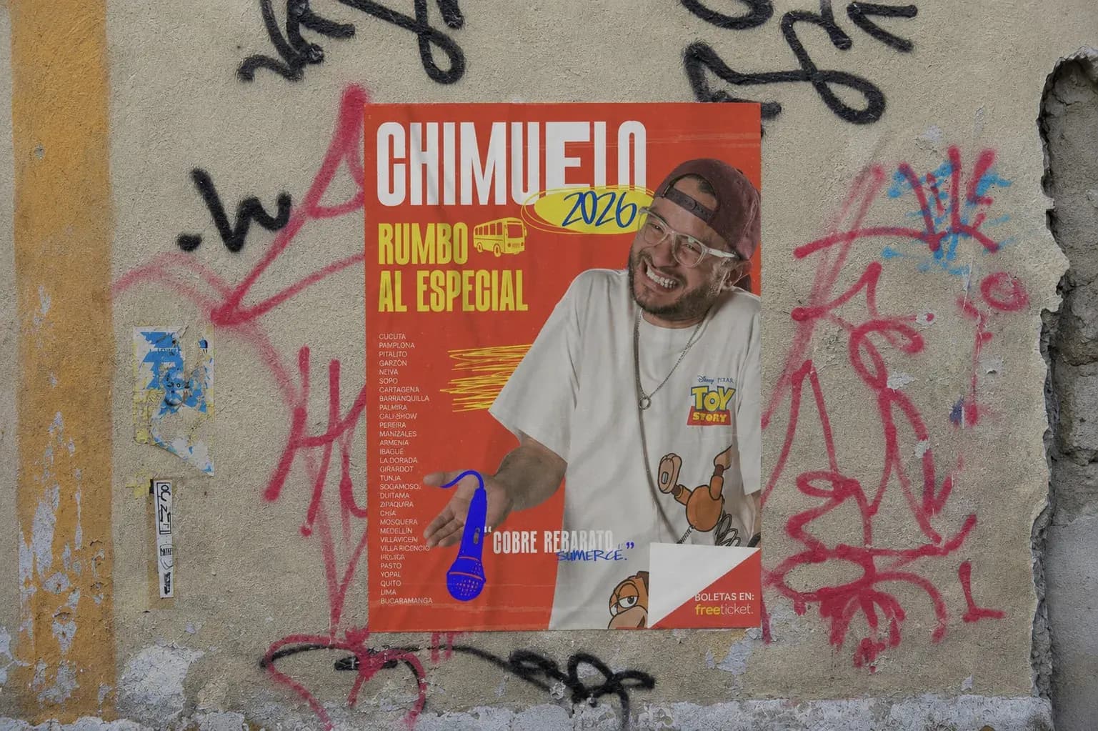 Afiche rojo de Chimuelo pegado en una pared con grafitis.