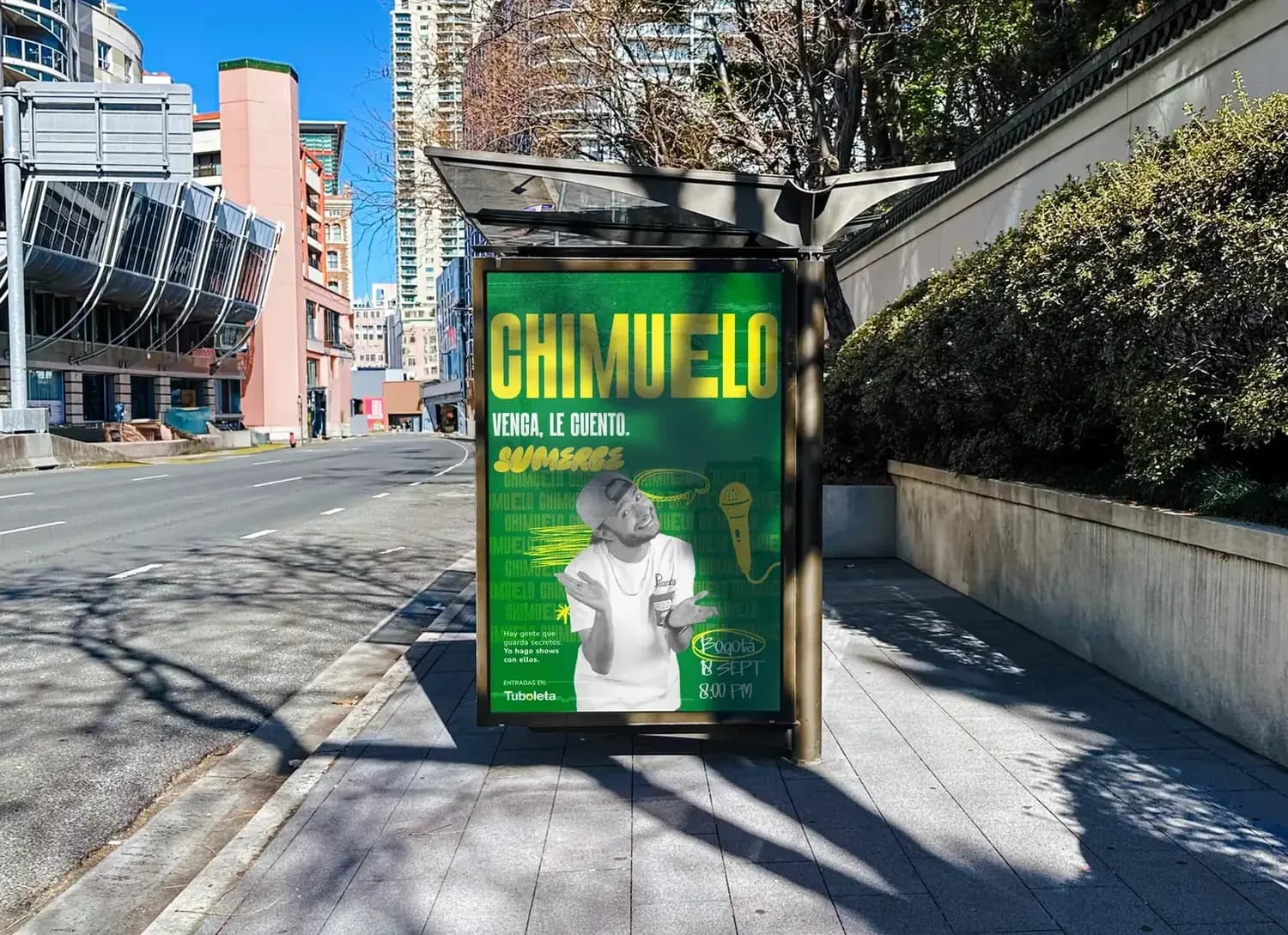 Afiche verde de Chimuelo en un paradero junto a una calle de barrio.