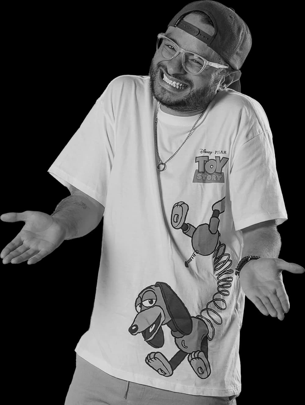 Chimuelo encogiéndose de hombros, con gorra al revés y camiseta blanca